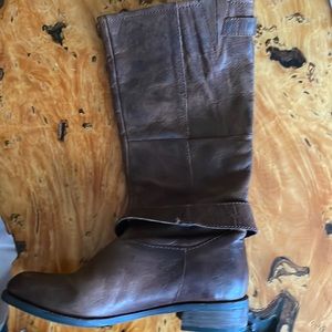 Suspekt Steve Madden Suspekt Distressed Riding Boots